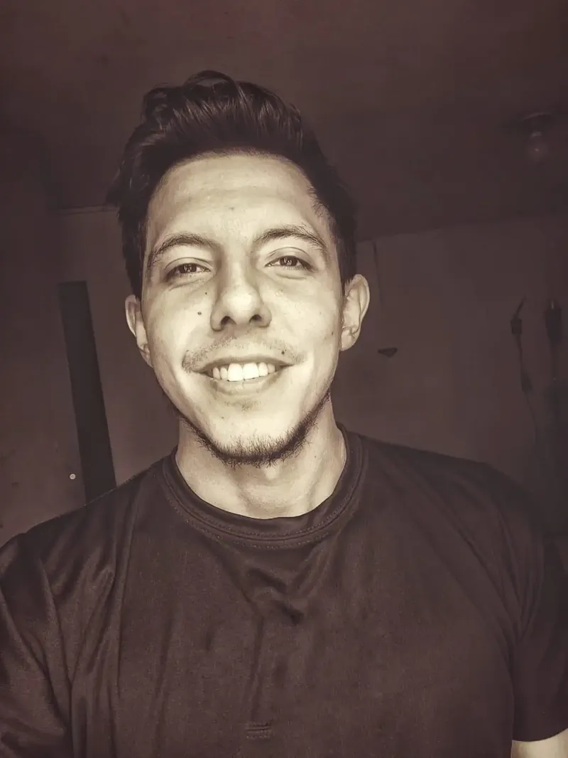 Jonathan Vera sonríe a la cámara, con camiseta oscura